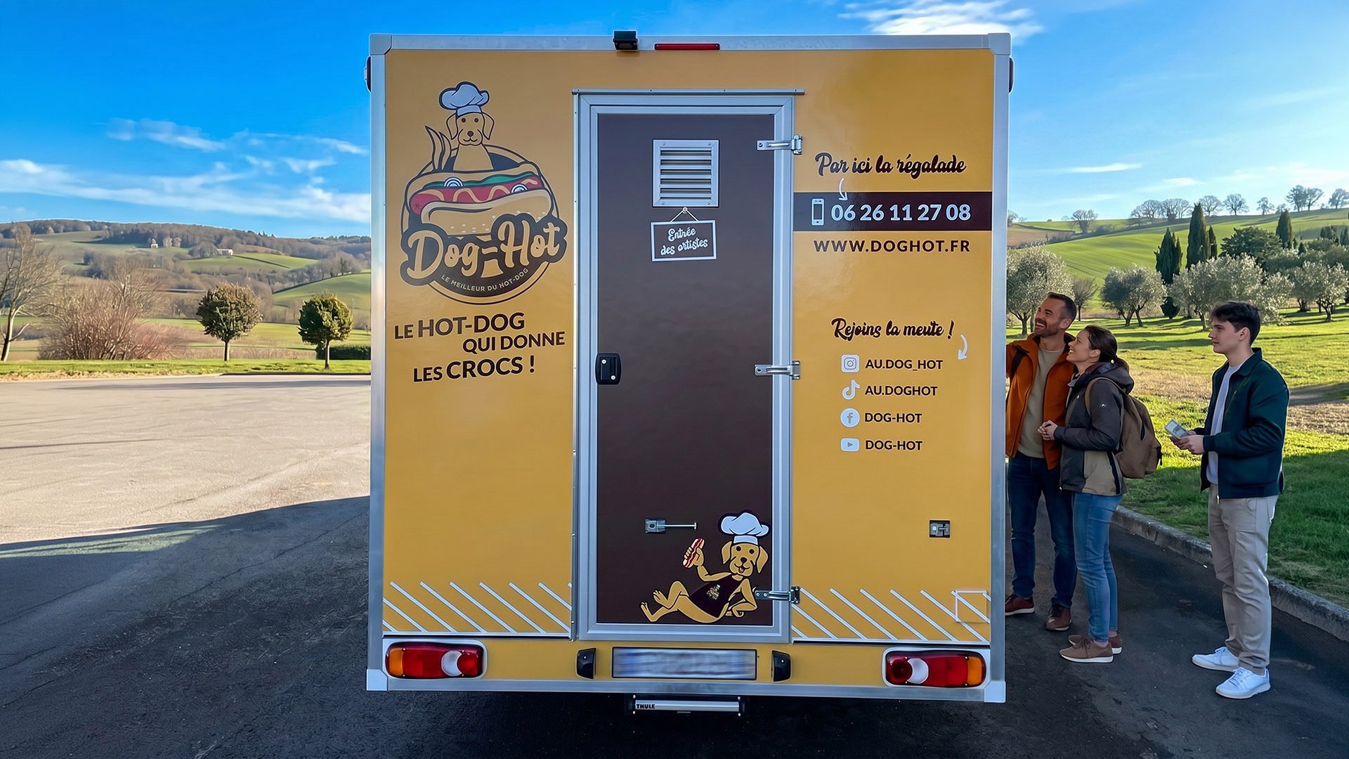 Vue arrière du food-truck Dog-Hot avec habillage graphique