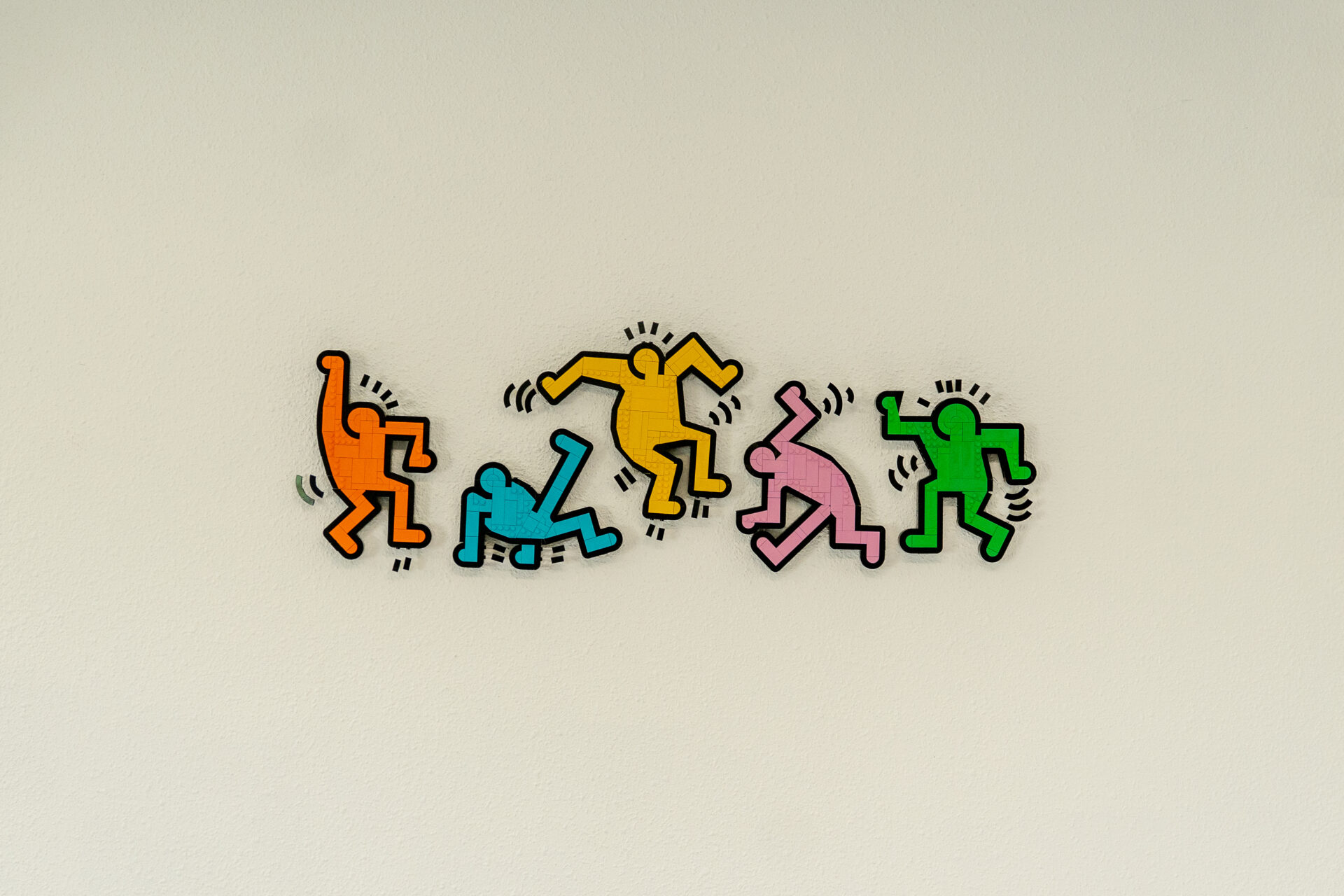Figurine LEGO color&eacute;e inspir&eacute;e de l&rsquo;univers Keith Haring